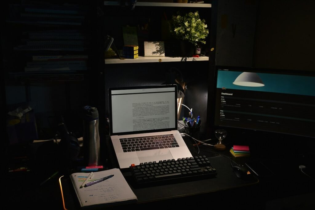 Espace de travail digital — photographie Faraaz Zuberi / Unsplash